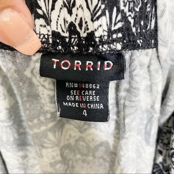 Torrid Medallion Print Off Shoulder Shirt Size 4X - Picture 3 of 9